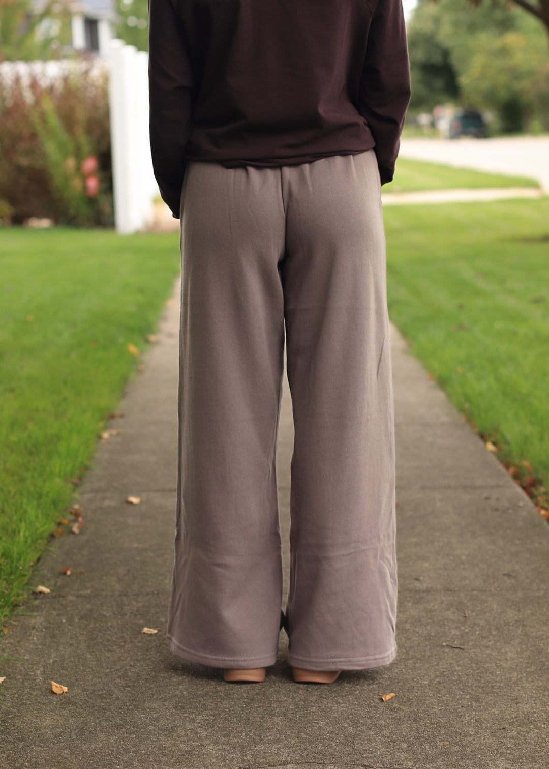 Fleece Oversized Mid-Rise Sweatpants in Fossil
