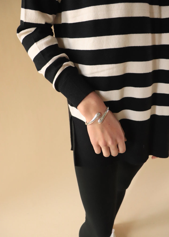 Rounded Ends Metallic Hinge Bangle Bracelet