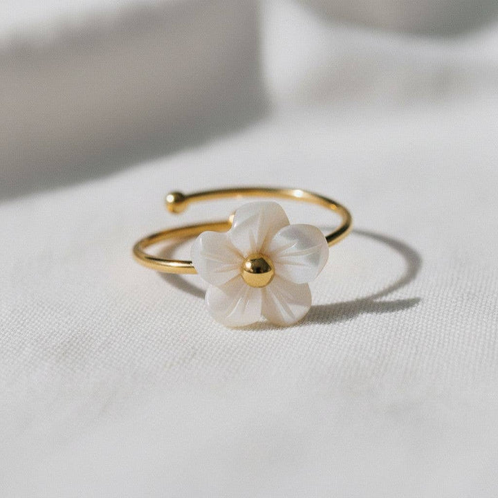 Floral Shell Pendant Necklace