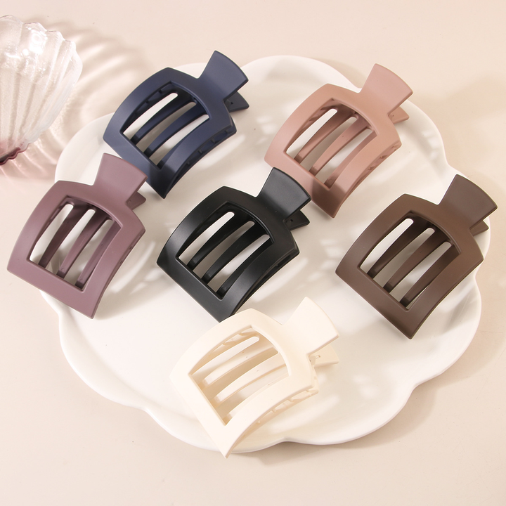 Modern Hold Claw Clip in Black