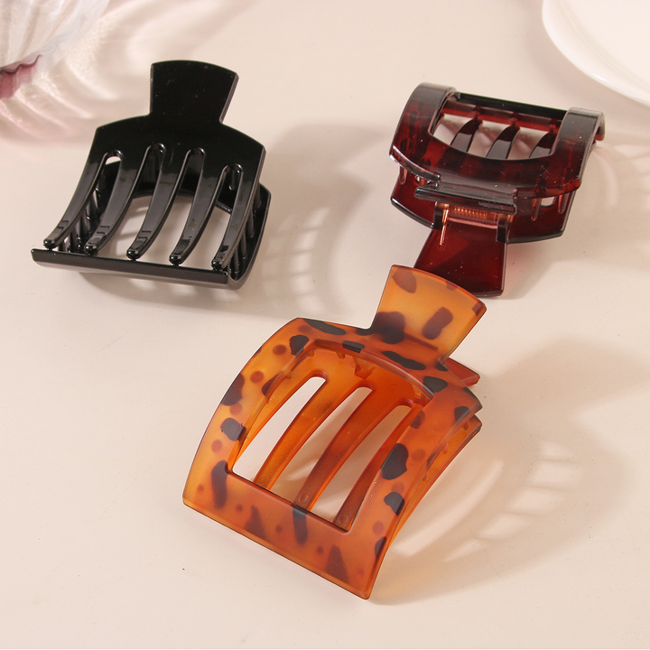 Modern Hold Claw Clip in Black